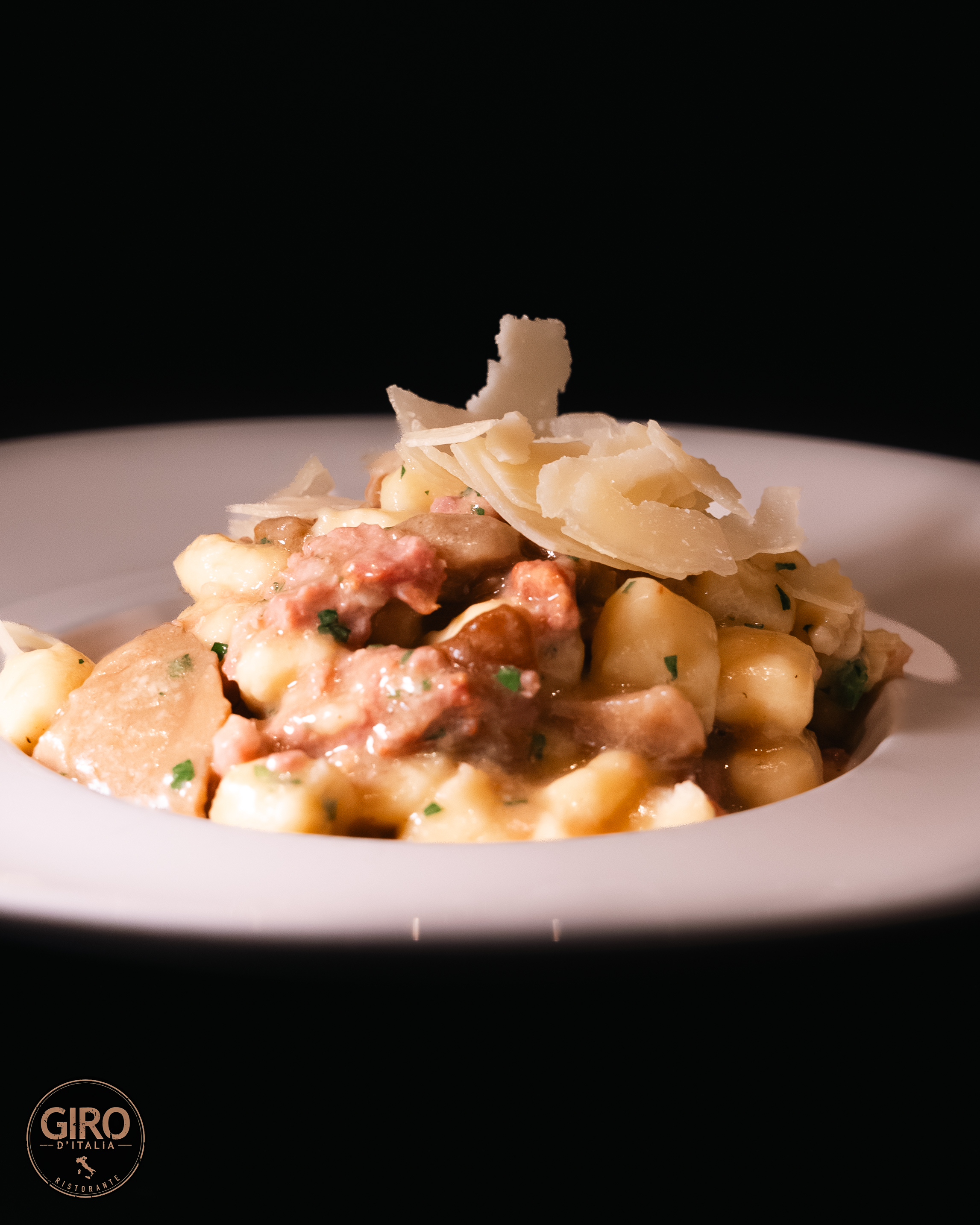 GNOCCHI DI PATATE AI FUNGHI
E SALSICCIA